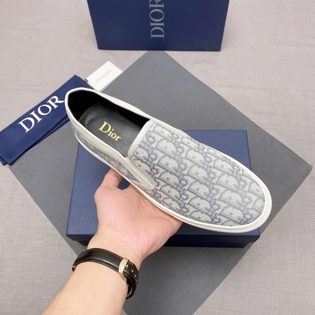 p380, Dior series casual shoes 👟🔥[Dior] Dior's new casual men's shoes are launched in Hong Kong counters. Official website 1:1 production. Original Italian materials. Designed by European and American masters. Perfect shape to create counter quality. Solid color rubber wear-resistant outsole and classic dazzling head! Super versatile and very comfortable. High-end without losing taste, fashionable and novel! ! Absolute focus! Code number: 38-44, three colors available (45 can be customized, cannot be returned or exchanged) No. 005